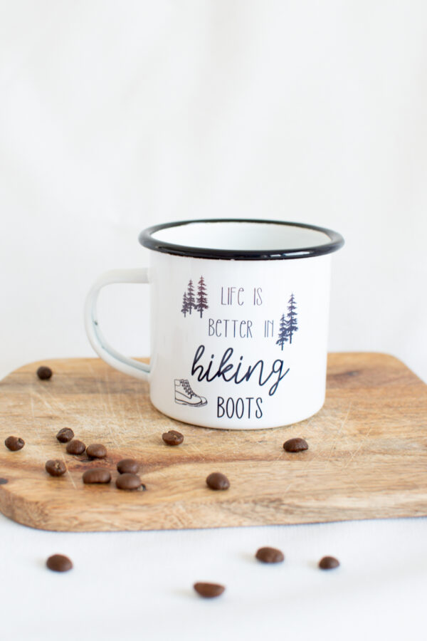 Emailletasse "LIFE IS BETTER IN HIKINGBOOTS"